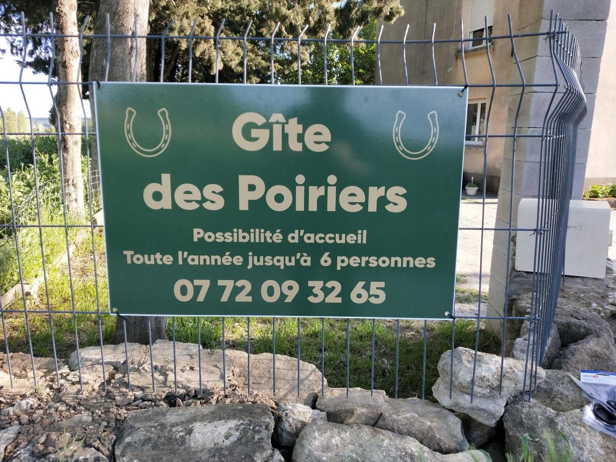 Le Gite Des Poiriers Юзес Экстерьер фото